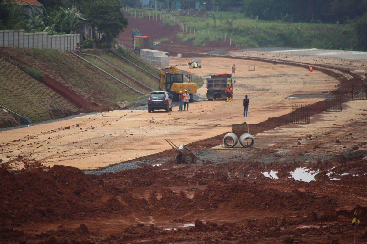 Pekerja menyelesaikan proyek pembangunan jalan tol akses Serpong - Kunciran sepanjang 11,20 km di Kawasan Jombang Ciputat, Tangerang Selatan, Banten, Jumat (02/02/2018). Jalan tol  ini merupakan bagian dari jaringan Tol JORR 2 yang nantinya akan menghubungkan Bandara Soekarno Hatta hingga Bitung Tangerang dan diharapkan mampu memecahkan penumpukan serta kemacetan yang ada di tol dalam kota maupun tol JORR.