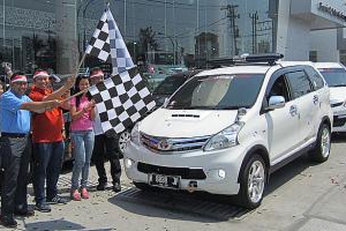 Operasional Manager Nasmoco Wilayah Utara Pribadi Dian (kedua dari kiri) dan PR Manager Toyota Astra Motor Rouli Sijabat sedang melepas peserta Avanza Pop You Up di dealer Nasmoco, Semarang, (1/11/2014)