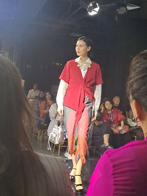 Model mengenakan wastra nusantara di Wastra Trunk Show Green and Trendy Kelana Wastra Fashion Fest untuk Indonesia 2024