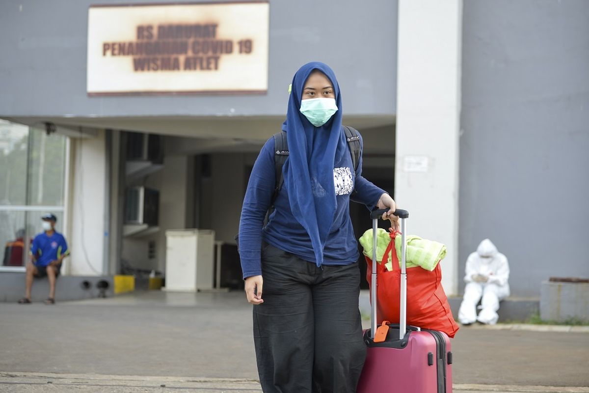 Pasien COVID-19 yang telah dinyatakan sembuh berjalan keluar Rumah Sakit Darurat COVID-19 (RSDC) Wisma Atlet, Kemayoran, Jakarta, Rabu (11/8/2021). Menurut Kepala Penerangan Kogabwilhan I Kolonel Marinir Aris Mudian, tingkat keterisian tempat tidur atau 'bed occupancy rate (BOR)' di RSDC Wisma Atlet menurun menjadi 21,9 persen. ANTARA FOTO/M Risyal Hidayat/aww.
