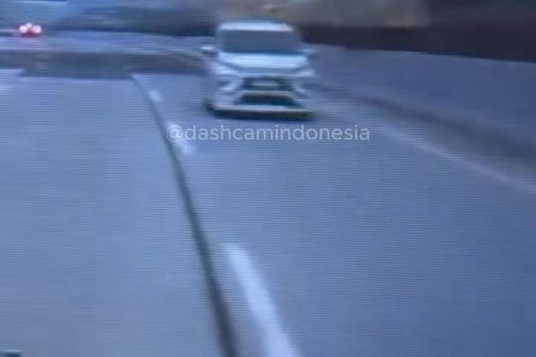 Mobil Xpander Lawan Arah di Tol JORR Ciputat Berujung Tabrakan, 2 Orang Terluka