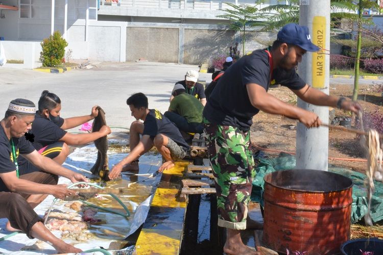 Warga Hegar Asri Residence saat bekerja sama dalam melakukan pemotongan daging hewan kurban Idul Adha, Sabtu (1/8/2020).