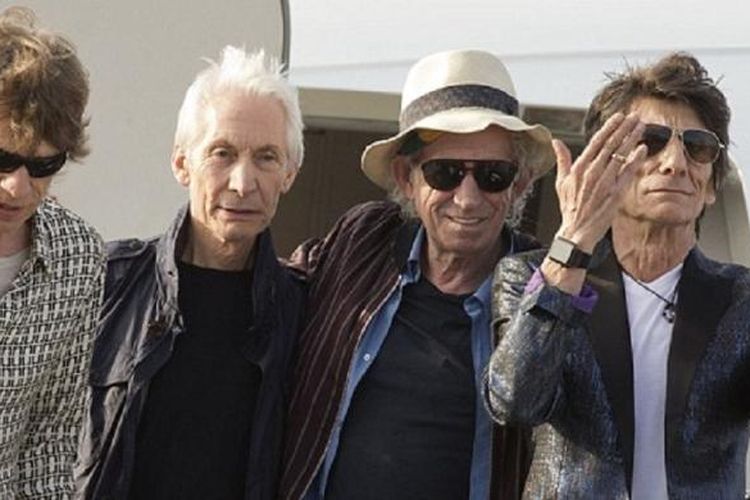 (Dari kiri ke kanan) Mick Jagger, Charlie Watts, Keith Richards, dan Ronnie Wood, tiba di bandara Jose Marti, Havana, Kuba, Kamis (24/3/2016). 