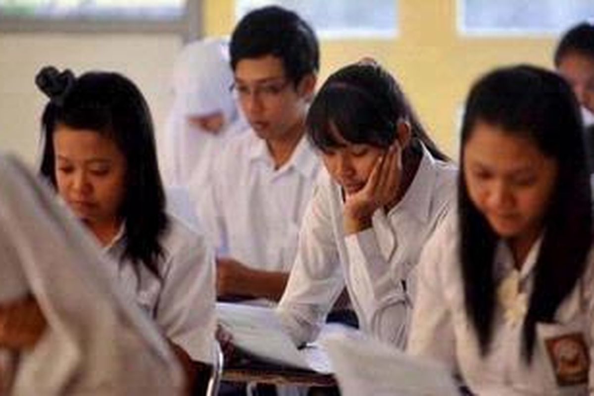 Murid SMKN 4 Yogyakarta mengerjakan soal UN Teori Kejuruan di sekolah mereka, di Kelurahan Sorosutan, Umbulharjo, Yogyakarta, Selasa (15/3/2011). 
