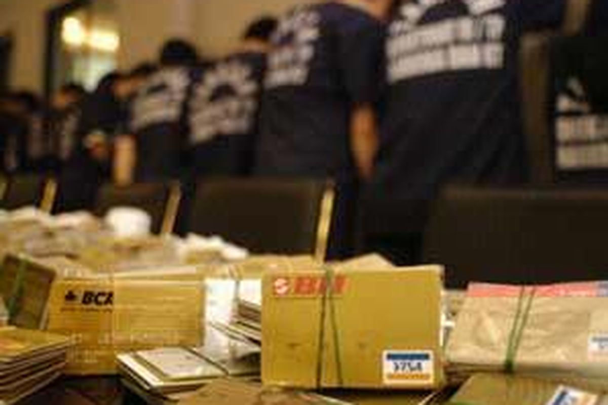 Ribuan kartu kredit palsu disita oleh Bareskrim Polri dari 14 tersangka jaringan pengedar dan pembuat kartu kredit palsu, Senin (11/2).