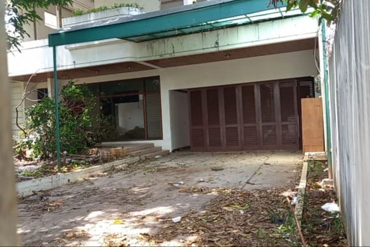 Rumah kosong di kawasan Kedoya, Jakarta Barat yang dibongkar materialnya untuk dicuri secara terpisah.