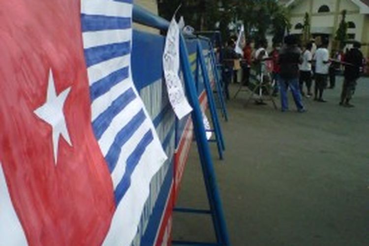 Belasan mahasiswa Papua gelar aksi di Solo, Senin (1/7/2013).