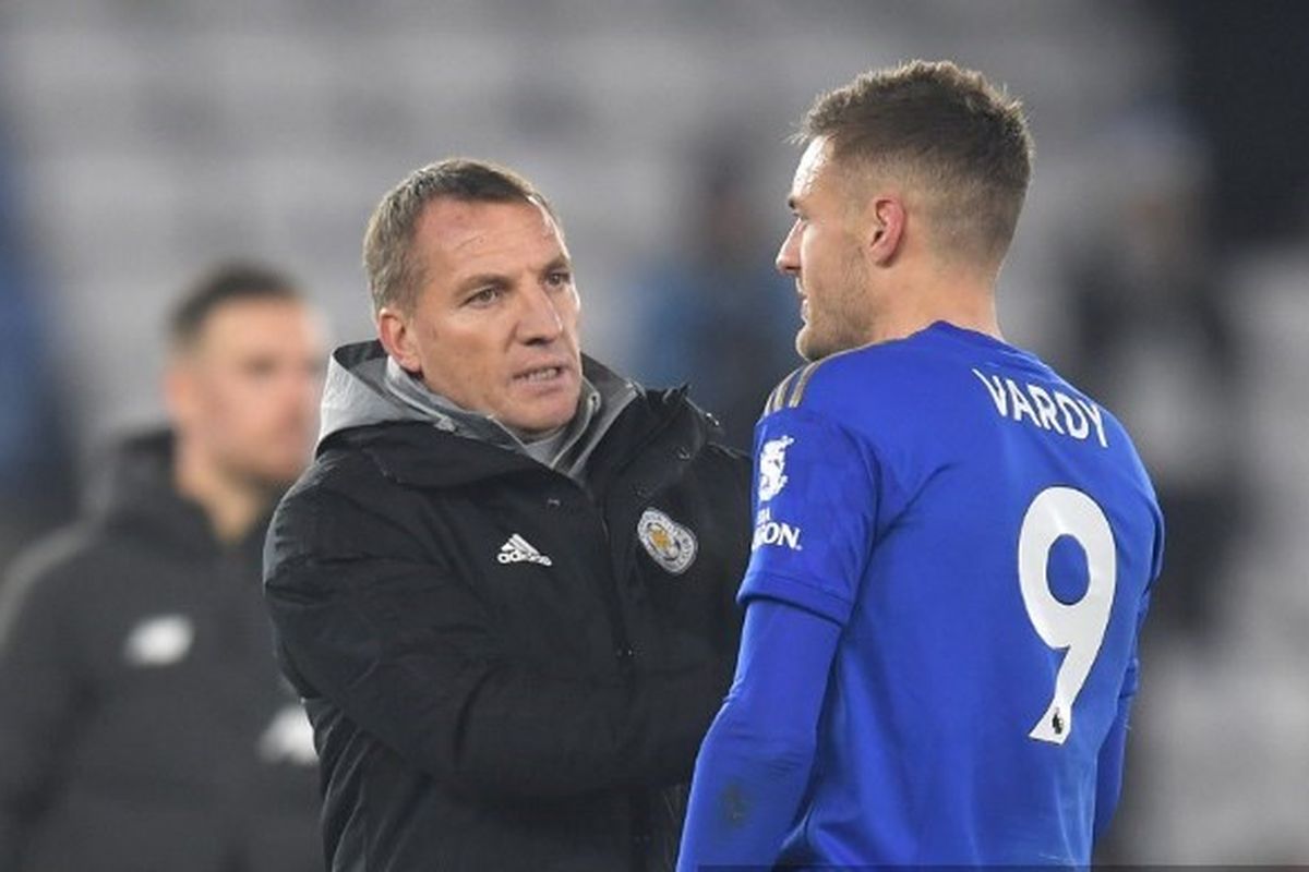 Brendan Rodgers berjabat tangan dengan Jamie Vardy setelah pertandingan Liga Premier antara Leicester City dan Liverpool FC di The King Power Stadium