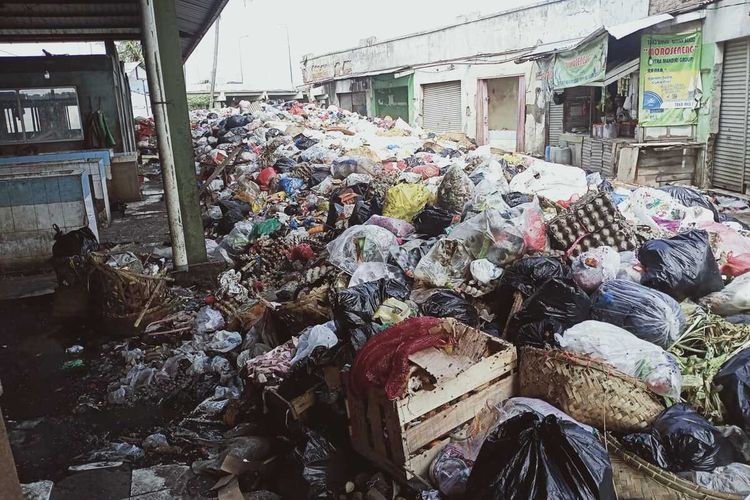 Gunung Sampah di Pasar Sehat Cileunyi kembali terlihat. Para pedagang mengatakan sampah tersebut sudah menggunung sejak pertengah bulan puasa, hingga libur lebaran 2023 usai belum ada penarikan yang dilakukan oleh DLH Kabupaten Bandung, Rabu (3/5/2023).