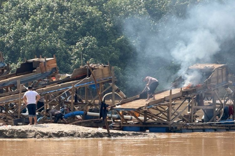 Polisi Bakar 12 Rakit Tambang Emas Ilegal di Sungai Kuantan Kuansing