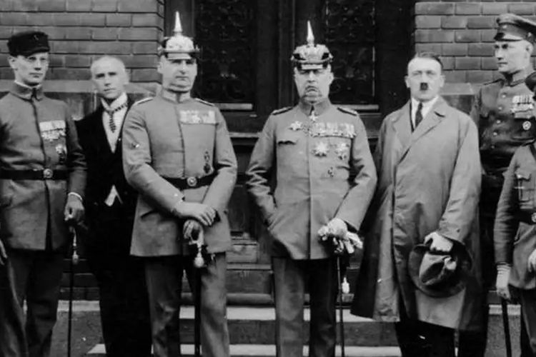 Adolf Hitler (kedua dari kanan) dan jenderal Erich Ludendorff (keempat dari kiri) memimpin percobaan perebutan kekuasaan di kota Muenchen.