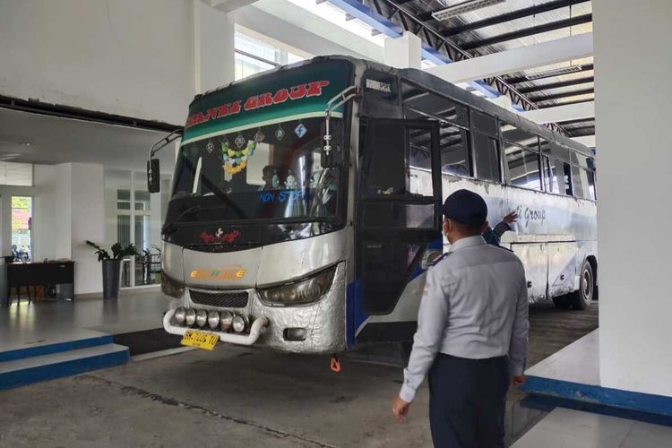 Bus masuk terminal Anak Aia Padang sejak dioperasikan Jumat (24/12/2021) lalu