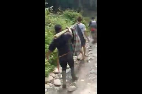 Cerita di Balik Video Warga Sakit Ditandu Pakai Bambu dan Sarung Lewati Jalan Rusak di Luwu