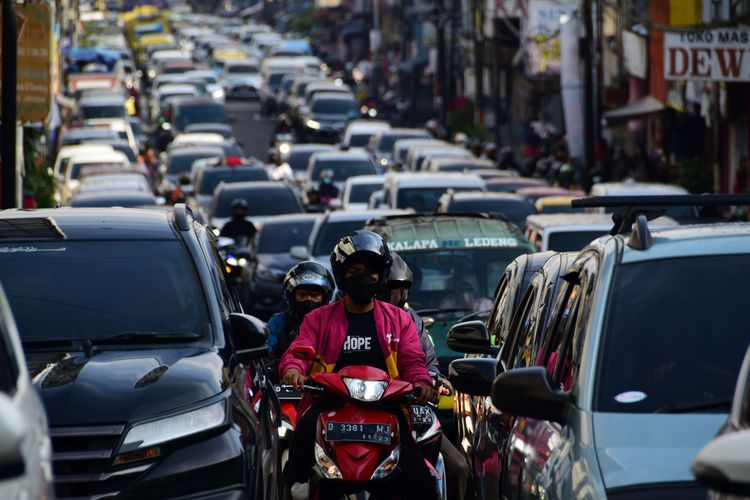 Arus balik Lebaran H+4, kepadatan kendaraan terjadi di Jalan Sukajadi, Kota Bandung, Jawa Barat, Jumat (6/5/2022). Sejak Hari Raya Idul Fitri, Senin (2/5/20222) hingga Kamis (6/5/2022), Jasa Marga mencatat kendaraan yang keluar di Gerbang Tol Pasteur atau masuk ke Kota Bandung mencapai 140.305 kendaraan. jumlah tersebut mengalami peningkatan sebanyak 9,47 persen apabila dibandingkan dengan kondisi arus lalu lintas normal yang mencapai 127.848 kendaraan.