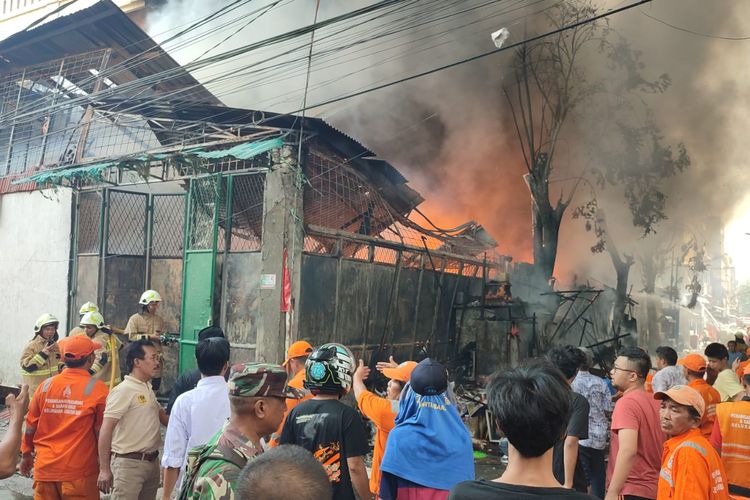 Kebakaran rumah, konveksi, dan percetakan di Tambora, Jakarta Barat, Senin (15/5/2023). 