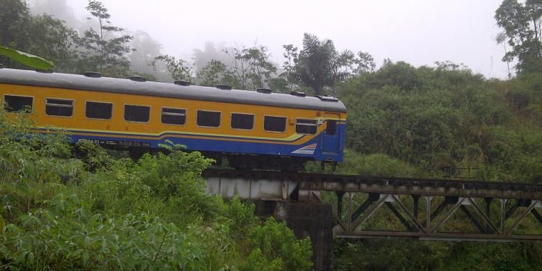 Kereta Api Pasundan Jurusan Bandung-Surabaya saat anjlok di sebuah jembatan antara lintasan Stasiun Cipeundeuy-Cirahayu, Tasikmalaya, Jumat (27/6/2014).