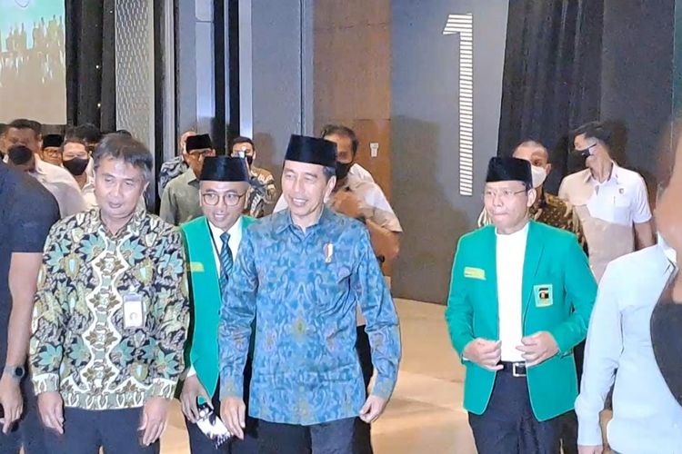 Presiden Joko Widodo (Jokowi) saat ditemui usai menghadiri acara Hari Lahir (Harlah) ke-50 Partai Persatuan Pembangunan (PPP) di ICE BSD, Kabupaten Tangerang, Jumat (17/2/2023). 