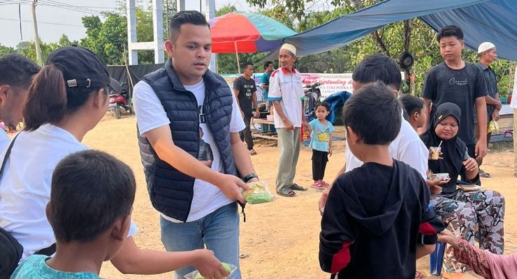 Bakal Calon Bupati Kampar Bagi-bagi Susu dan Roti ke Anak-anak