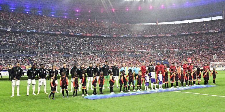 Para pemain saat lagu Liga Champions dimainkan sebelum kickoff Liverpool vs Real Madrid di Stade de France, Saint-Denis, Perancis, pada Minggu (29/5/2022) dini hari WIB.