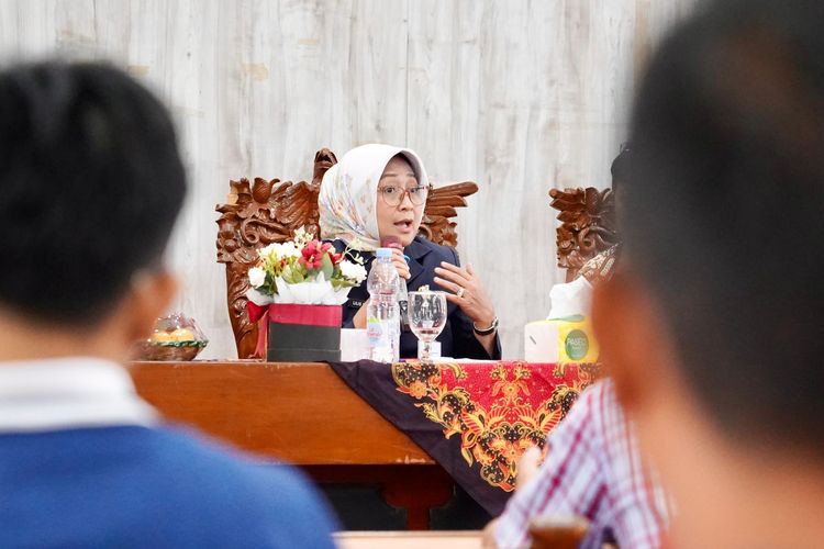 Atlet Kebumen Naik Bus Engkel Viral, Bupati Lilis Pastikan Armada Akan Diganti