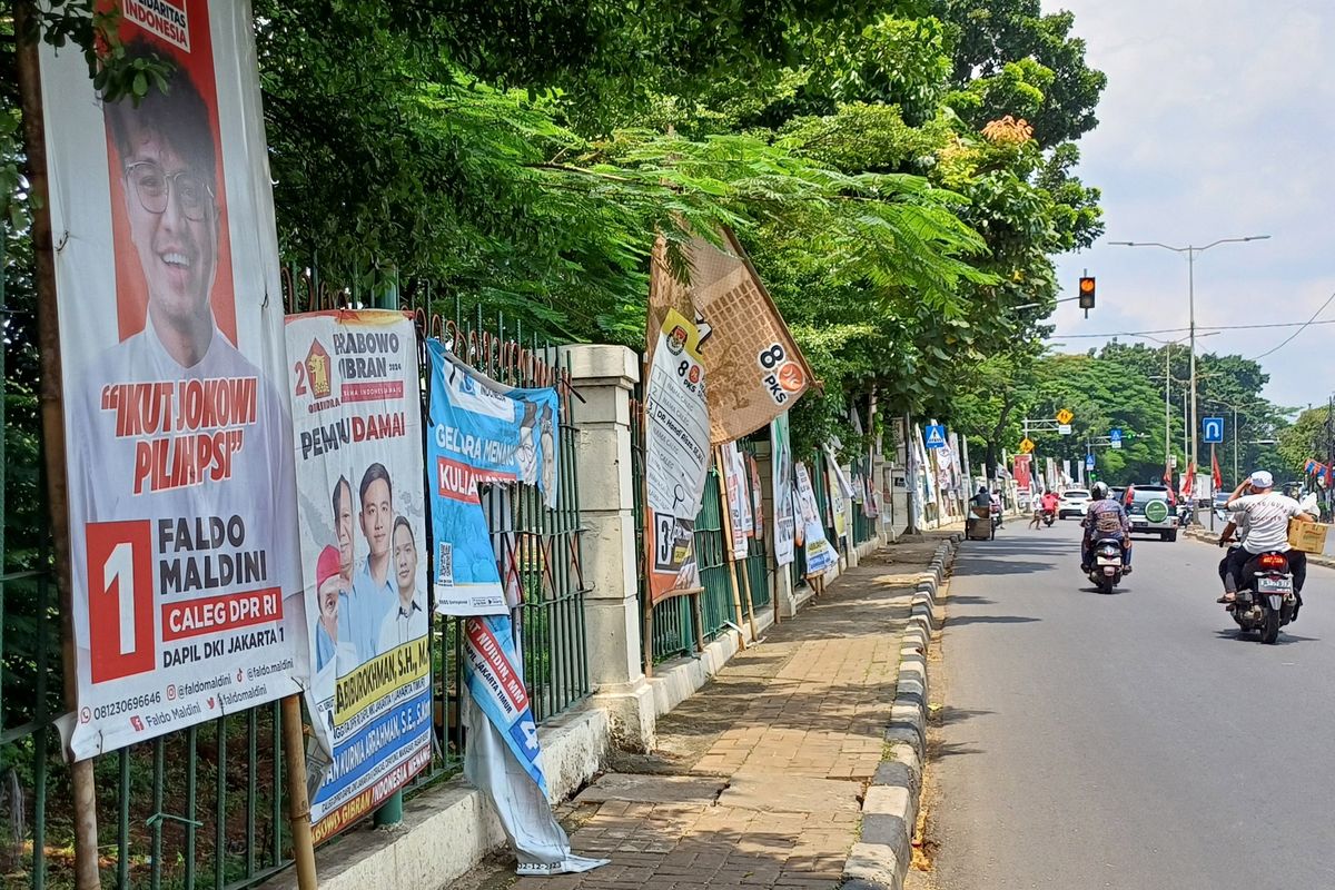 Penampakan alat peraga kampanye (APK) yang masih berdiri tegak di Jalan Raya Bogor, Minggu (11/2/2024).