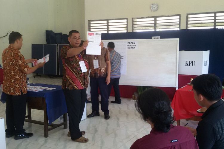 Panitia pemungutan suara saat penghitungan suara di lapas Tua Tunu, Pangkal Pinang, Rabu (17/4/2019).