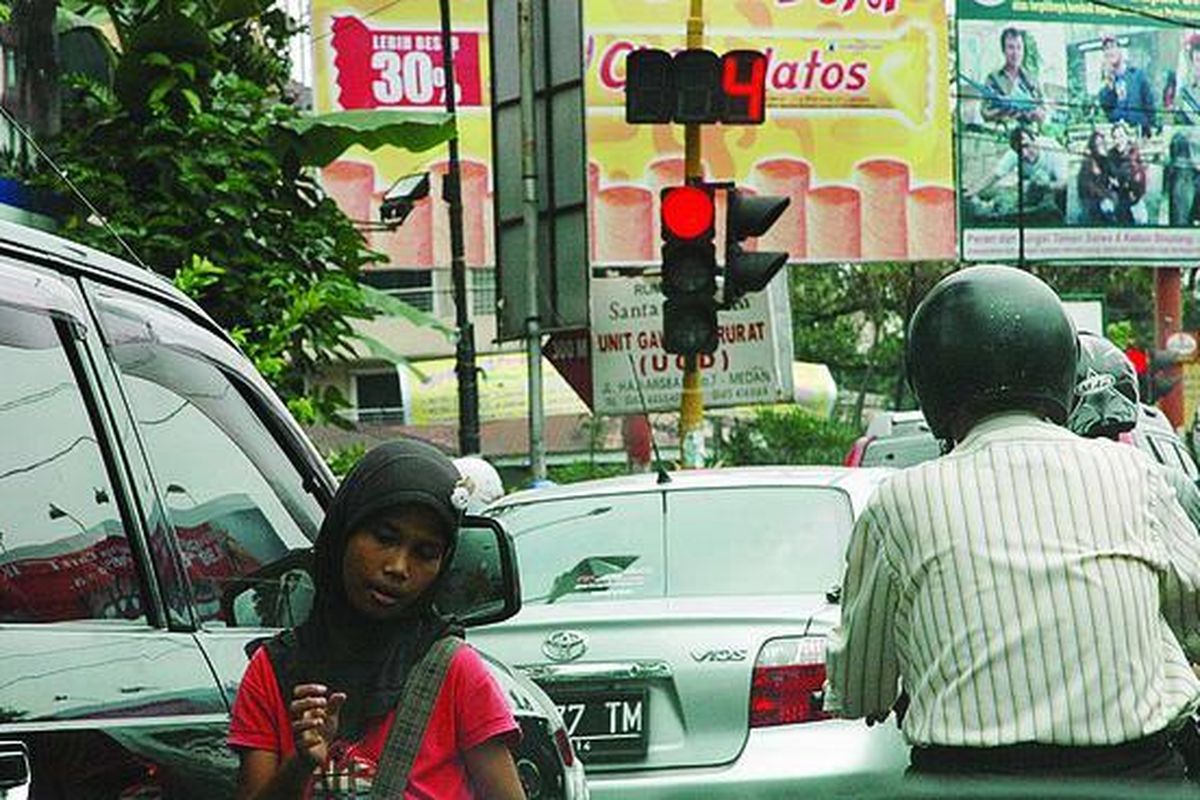 Anak-anak jalanan semakin banyak ditemui di sepanjang perhentian lampu lalu lintas di Kota Medan, termasuk anak jalanan perempuan yang rawan mendapat tindak kekerasan. Belum ada perhatian khusus dari pemerintah atas masalah ini.