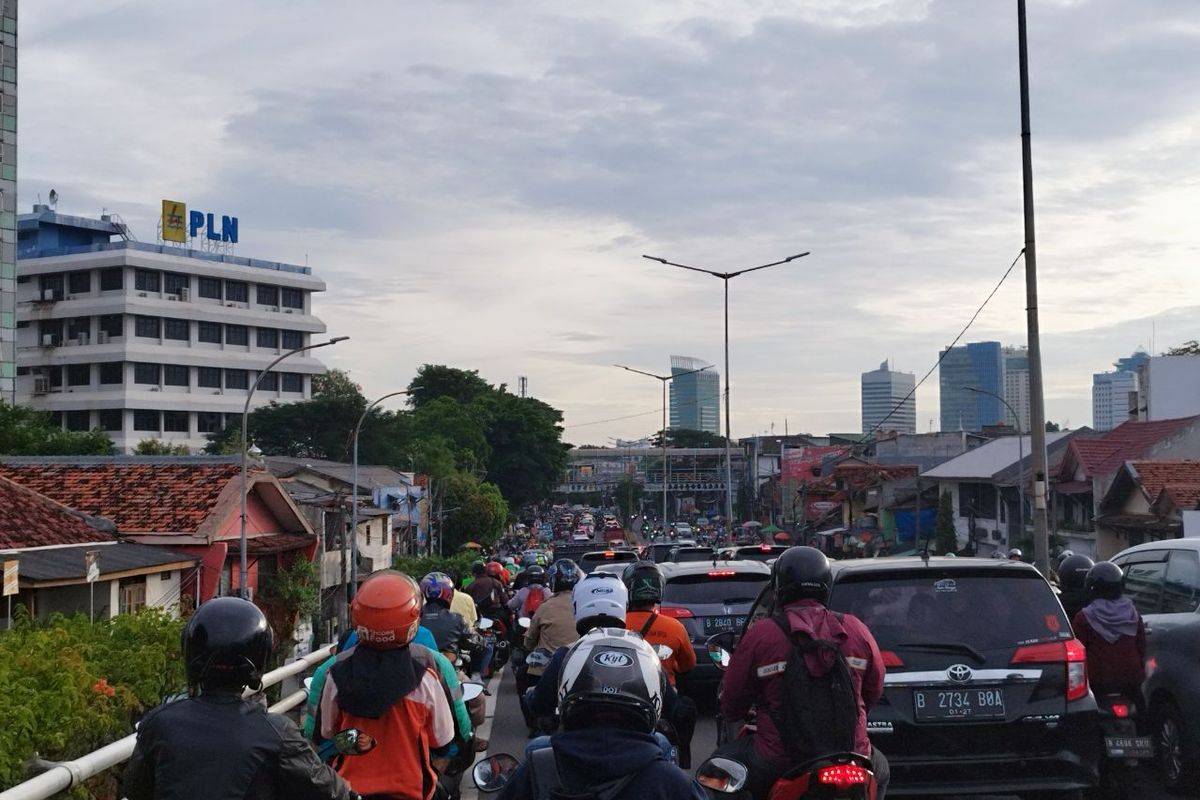Kawasan flyover Jalan Jatibaru Raya terpantau padat merayap, Senin (10/4/2023). (KOMPAS.com/XENA OLIVIA)