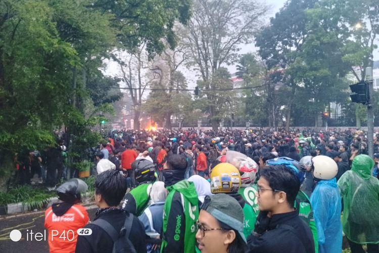 Foto aksi perusakan yang dilakukan oleh massa berbaju hitam terhadap rumah aset milik MPR RI di jalan Diponegoro, Jumat (29/8/2025).