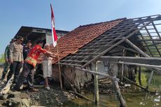 Mbah Sunipah, Tetap Kibarkan Bendera Meski Rumah Terbenam Banjir Rob