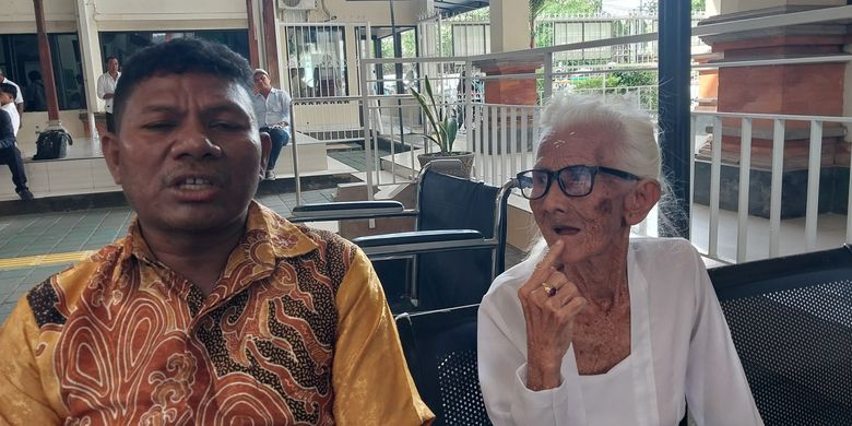 Nenek Ni Nyoman Reja bersama Vinsensius Jala saat berada di Pengadilan Negeri Denpasar pada Kamis (22/5/2025). KOMPAS.COM/ Yohanes Valdi Seriang Ginta