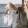 5 Trik Mudah Hilangkan Bau Tak Sedap dari Sepatu