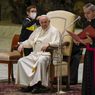 Ketika Seorang Anak Minta Topi Paus Fransiskus Secara Lansung di Panggung Audiensi Umum