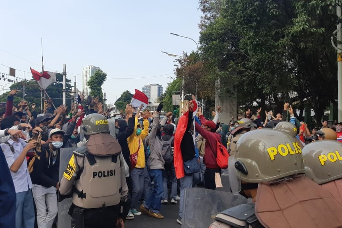 Puluhan pelajar melakukan aksi unjuk rasa di belakang gedung DPR, Jalan Tentara Pelajar, Jakarta Pusat, Senin (30/9/2019).