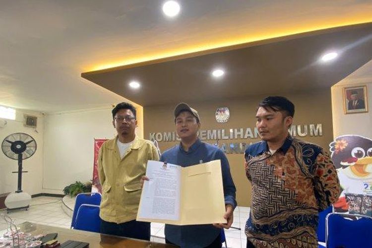 Ketua KPU Kota Bandung Khoirul Anam Gumilar Winata saat menunjukkan surat penetapan pasangan calon kepala daerah di Pilkada Kota Bandung 2024 di kantor KPU Kota Bandung, Minggu (22/9/2024).

