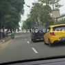 Dua Mobil Saling Pepet di Jalan, Ingat Kelola Emosi Saat Berkendara