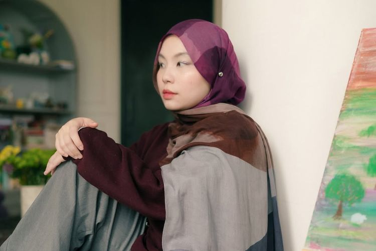 Tren pashmina motif kian populer, karena memberi sentuhan stylish yang mudah dipadu-padankan. Simak 5 rekomendasi pashmina motif dari brand lokal.