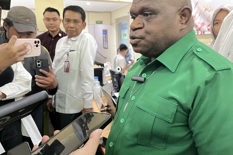 Jenguk Korban Keracunan MBG, Pigai: Kalau Sudah Sembuh Kembali Sekolah Biar Bisa Jadi Menteri Seperti Saya