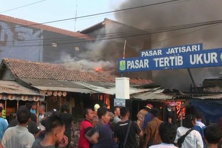 Warga panik saat si jago merah membakar ratusan kios di Pasar Jatisari, Karawang, Kamis (24/10/2019).