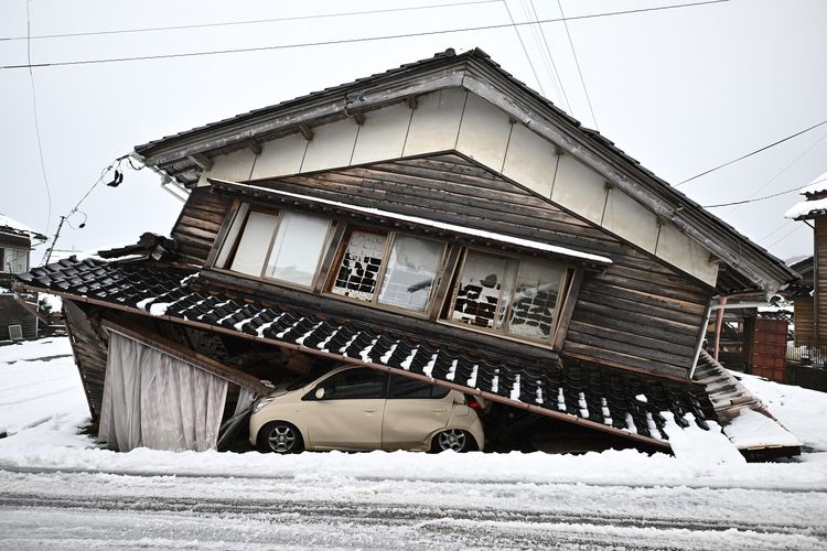 Rumah yang ambruk akibat gempa Jepang bermagnitudo 7,5 di Distrik Hakui, Kota Shika, Prefektur Ishikawa, saat difoto pada 8 Januari 2024. Gempa Jepang terbaru ini terjadi saat Tahun Baru 1 Januari 2024.