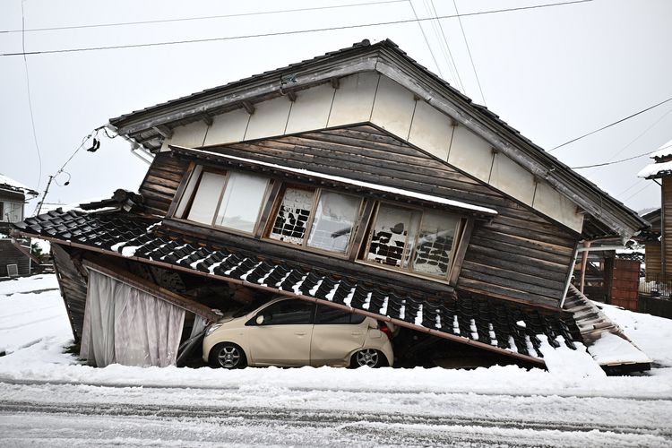 Rumah yang ambruk akibat gempa Jepang bermagnitudo 7,5 di Distrik Hakui, Kota Shika, Prefektur Ishikawa, saat difoto pada 8 Januari 2024. Gempa Jepang terbaru ini terjadi saat Tahun Baru 1 Januari 2024.