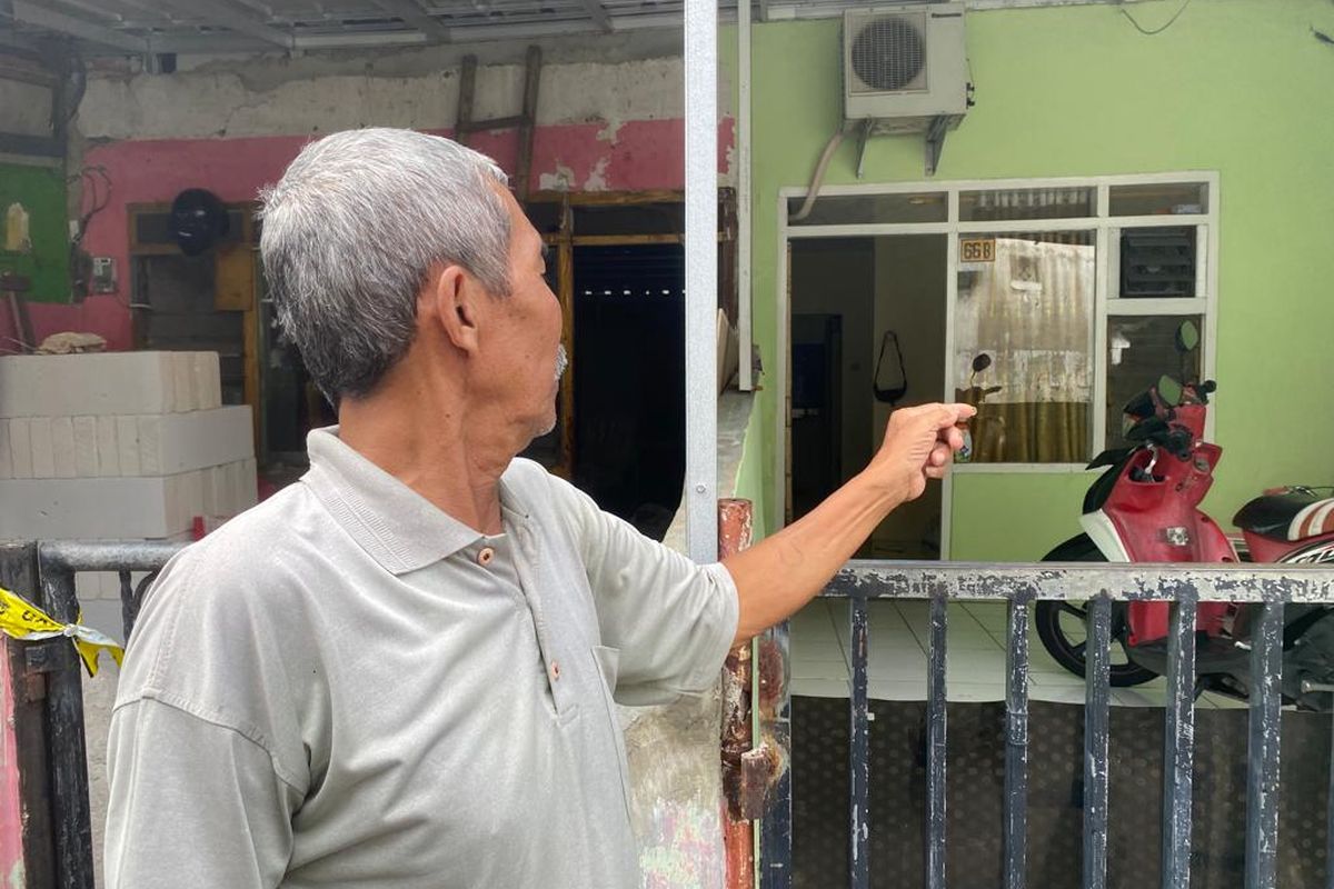 Warga menunjukkan lokasi pemuda yang dianiaya hingga tewas di Jalan Lapangan Tenis, Srengseng, Kembangan, Jakarta Barat, Selasa (23/5/2023). 