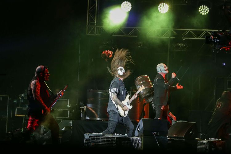 Grup band metal Slipknot akhirnya tampil di panggung Hammersonic 2023 di Pantai Carnaval Ancol, Jakarta Utara,  Minggu (19/3/2023). Disasterpiece, Wait and Bleed, dan All Out Life menjadi tiga lagu pembuka Slipknot di Hammersonic 2023.