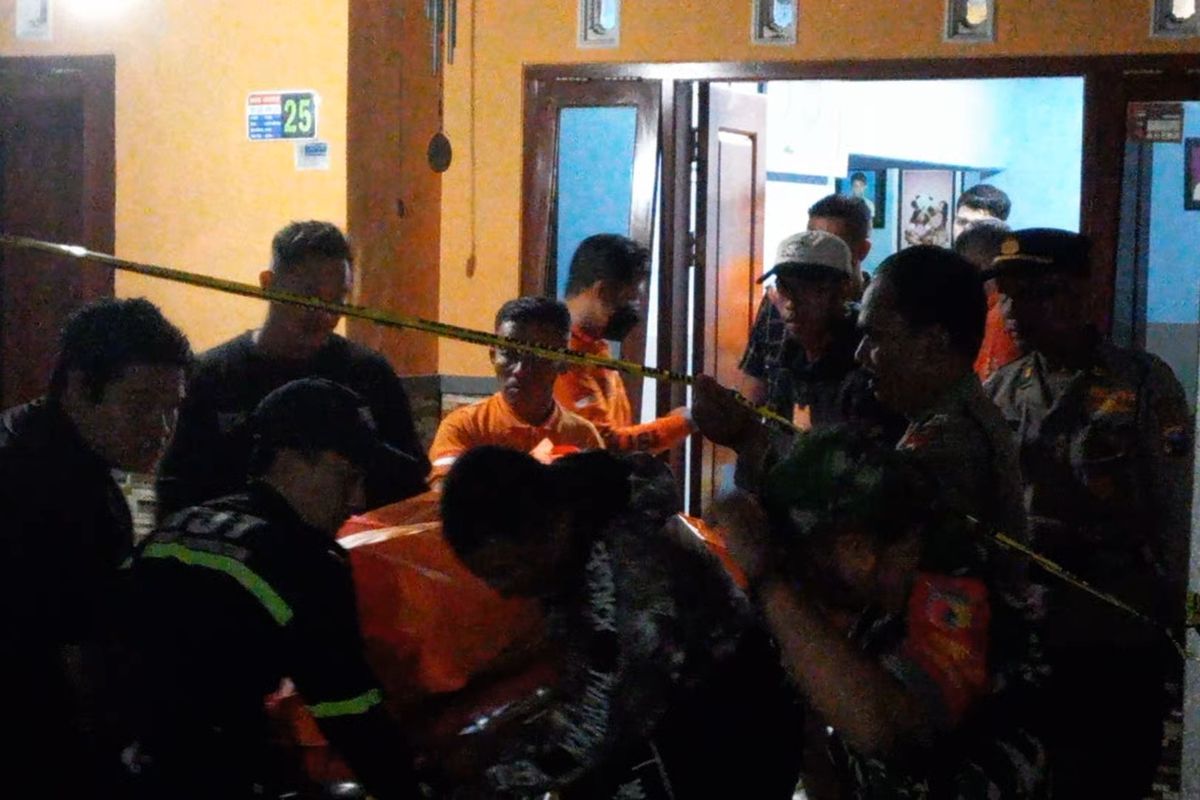 Aparat kepolisian dan relawan saar melakukan evakuasi ART yang tewas diduga akibat penganiayaan dan perampokan di Kecamatan Pakis, Kabuparen Malang, Selasa (16/7/2024).