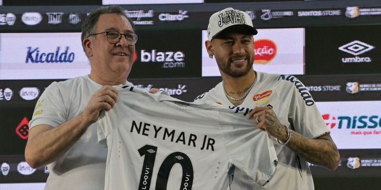 Neymar bersama jersey nomor 10 Santos saat ia meresmikan kembalinya ke klub Liga Brasil tersebut pada Jumat (31/1/2025).