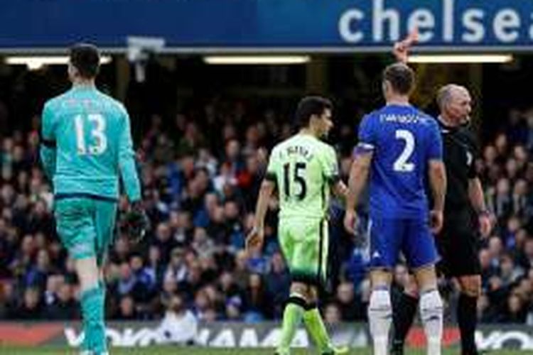 Kiper Chelsea, Thibaut Coutois, dikartu merah wasit Mike Dean seusai melanggar gelandang Manchester City, Fernandinho, pada laga Premier League Sabtu (16/4/2016). 