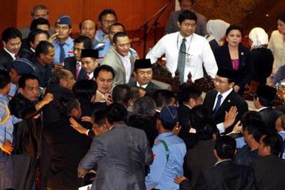 Rapat Paripurna DPR RI Ricuh  Kericuhan antar sesama anggota DPR RI saat rapat Paripurna dengan agenda pembacaan kesimpulan akhir dan rekomendasi Tim Pansus Hak Angket Bank Century di Gedung Parlemen Senayan, Jakarta Pusat, Selasa (2/3/2010). 
