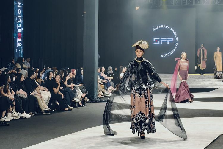 Salah satu karya desainer yang mengisi Surabaya Fashion Parade (SFP) 2025 bertema memasuki usia ke-18 tahun dengan tema Rebellion yang berlangsung di Tunjungan Plaza 3 Level 6 pada 14-16 November 2025.
