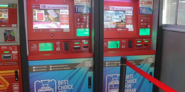 Tampak commuter vending machine (C-Vim) baru yang ditempatkan di Stasiun Juanda, Selasa (23/5/2017). PT KCJ memperbanyak C-Vim untuk melayani transaksi kartu multi trip dan tiket harian berjaminan di sejumlah stasiun sekaligus mengurangi loket secara bertahap.