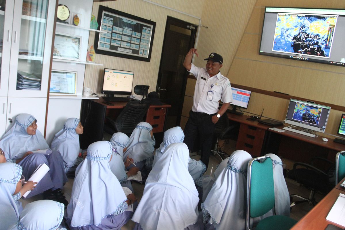 Petugas Badan Meteorologi Klimatologi dan Geofisika  (BMKG) menjelaskan tampilan layar yang diperoleh dari alat pengukur kecepatan angin otomatis  kepada siswa SD Islam Terpadu Insan Permata di Stasiun Klimatologi, Karangploso, Malang, Jawa Timur, Rabu (11/9/2024). Pembelajaran luar kelas tersebut merupakan bagian penerapan kurikulum Merdeka yakni mata pelajaran Ilmu Pengetahuan Alam Sosial (IPAS) untuk mengenalkan tentang prakiraan musim kemarau, dampak perubahan iklim serta pengamatan anomali cuaca kepada pelajar. 